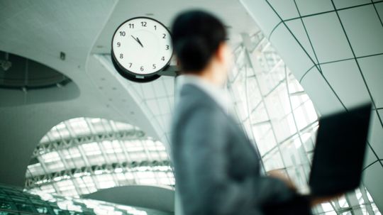 How do radio-controlled clocks set themselves to the atomic clock in Colorado?