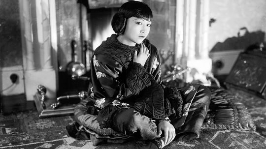 中国裔女演员安娜·梅·杨（Anna May Wong）在生活和屏幕上与种族主义作斗争“border=