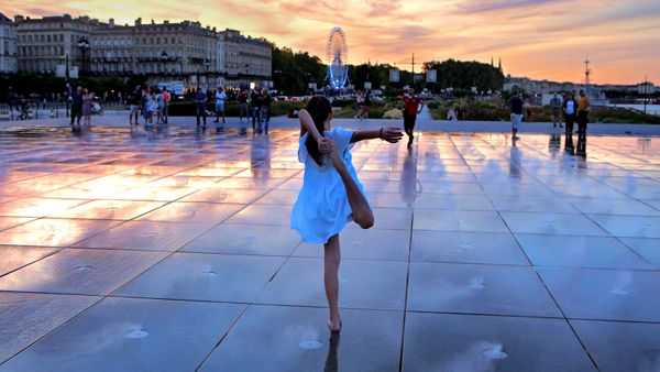 Youg girl dances at Bordeaux's Water Mirror