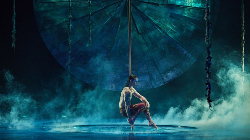 Onstage wading pool in "Luzia"