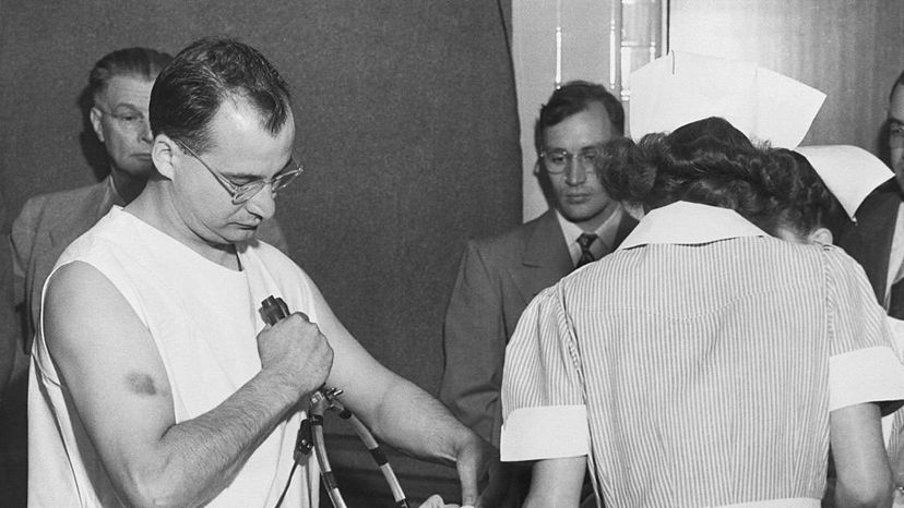 詹姆斯·g·Shanklin博士a hospital psychiatrist, administers electric shock and anesthesia to a patient in 1949. The DSM was originally developed to catalog psychiatric disorders at a time when mentally ill people received poor or no treatment. Bettman/Getty Images