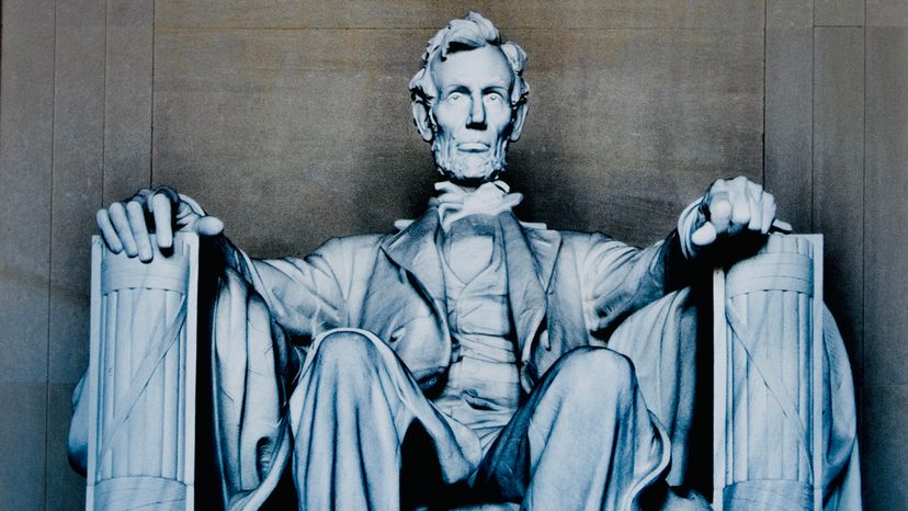 An Abraham Lincoln memorial statue made in a sitting position 