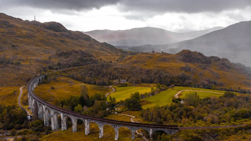 Famous Glenfinnan Viaduct bridge in harry potter movie.