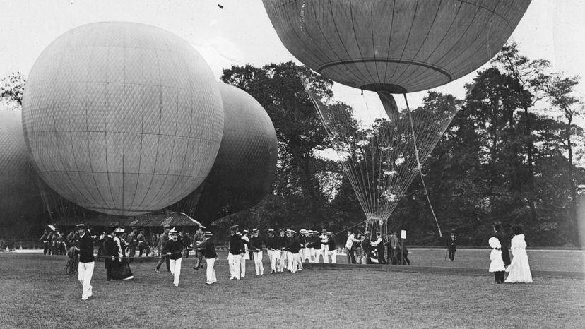 Balloon race in 1907