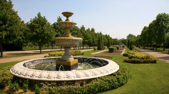 How did public fountains, like those in Rome, work without any type of motor to pump the water?