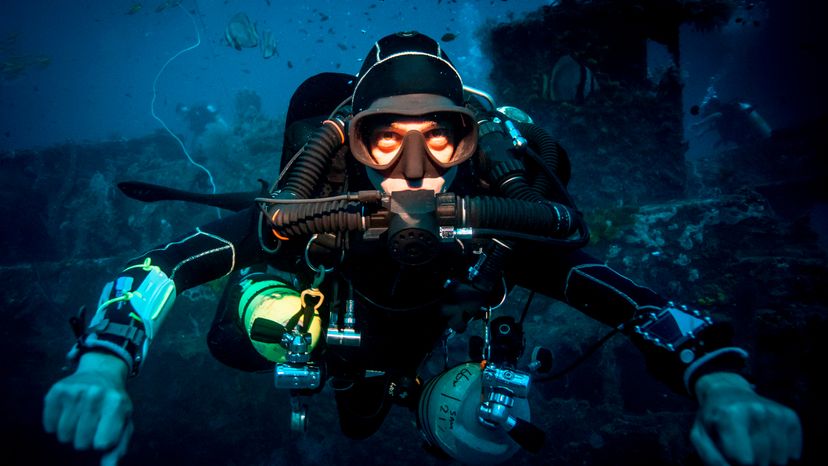 Un scafandru pe fundul mării în timp ce poartă un rebreather 