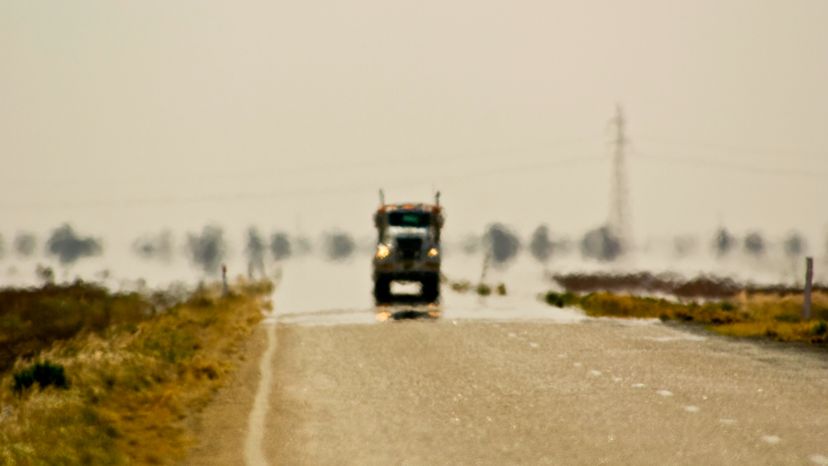 一辆卡车行驶道路。”width=