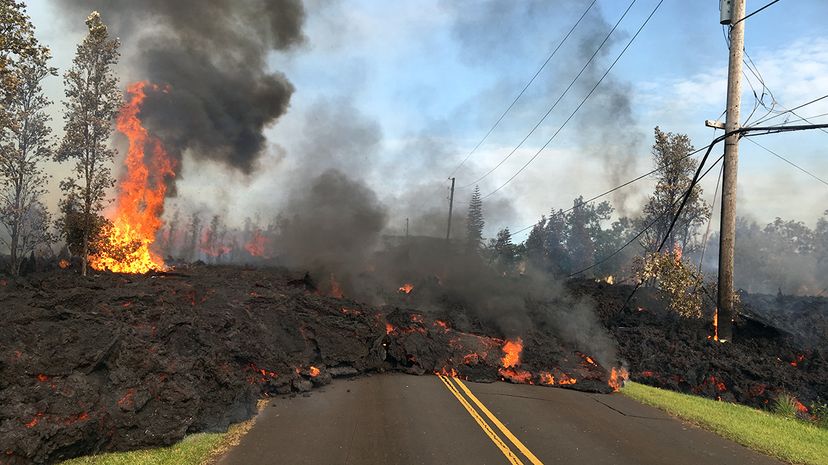 基拉韦厄火山喷发裂缝＂border=