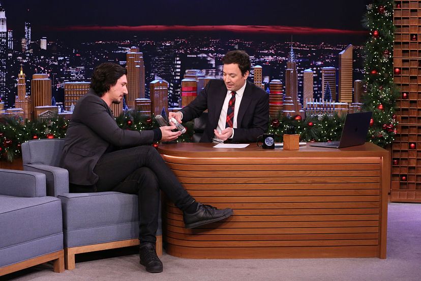 主持人吉米·法伦（Jimmy Fallon）（右）与演员亚当·司机（Adam Driver）在今晚秀上的采访中与演员亚当·司机（Adam Driver）分享了一些洗手液。Andrew Lipovsky/NBC/NBCU通过Getty Images“width=