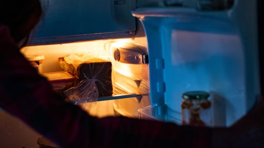 How can I tell if the light in my refrigerator goes off or not when I close the door?