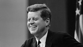 约翰·肯尼迪（John F. Kennedy）在1963年4月3日在国务院举行的新闻发布会上“border=