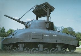 1944年，这里显示了带有火箭发射器的M-4 Sherman。“border=