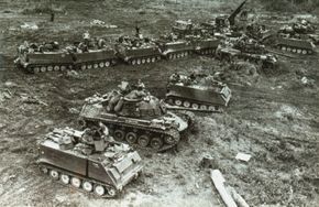 M-48A2s和装甲运兵车的11装甲骑兵团1970年席卷柬埔寨做准备。”border=