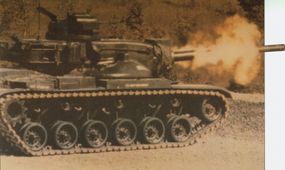 一个M-60主战坦克火灾105毫米主炮。”border=