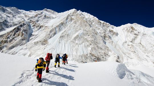 珠穆朗玛峰旅游业如何影响尼泊尔？“border=