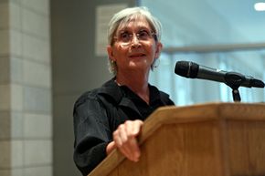 编舞家Twyla Tharp，在收到I.A.L.之后在这里看到2010年，哥伦比亚大学在哥伦比亚大学获得艺术成就奖，于1992年获得了麦克阿瑟基金会的赠款。“width=