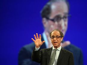 Ray Kurzweil，发明家和计算机工程师，在2007年RAS会议上发表了关于奇点的演讲。查看我们收集的笔记本电脑图片。＂width=