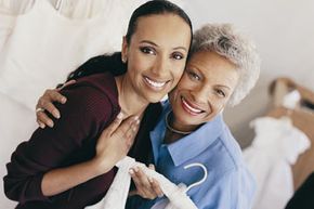 你买婚纱的时候妈妈帮了大忙。18新利最新登入如果她需要改头换面，你怎么帮她?＂width=