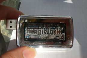 MagicJack允许您绕过传统的电话服务，通过互联网协议语音(VoIP)拨打普通手机，固定电话或其他VoIP用户。＂width=