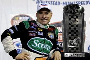 马克·马丁（Mark Martin）在寻求难以捉摸的NASCAR冠军时忍受了令人心碎的个人悲剧。查看更多NASCAR的图片。“width=