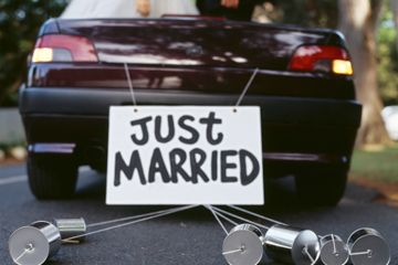 decorated car with 'just married' sign