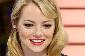 女演员艾玛·斯通（Emma Stone）经常穿着明亮，饱和的哑光颜色。“width=