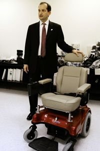 美国检察官亚历克斯·阿科斯塔显示了一个轮椅使用医疗保险18新利最新登入欺诈的情况下在2006年价值超过280万美元。病人坐在椅子上证明他们需要它,然后提交的照片,医疗保险。”border=