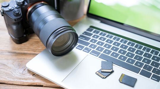 How to Move Pictures From a Memory Card to a PC or Laptop