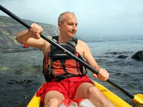 许多医生建议锻炼来治疗男性更年期。＂width=