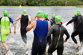 许多铁人三项运动员认为游泳是铁人三项中最困难的部分。你准备好了吗?＂border=
