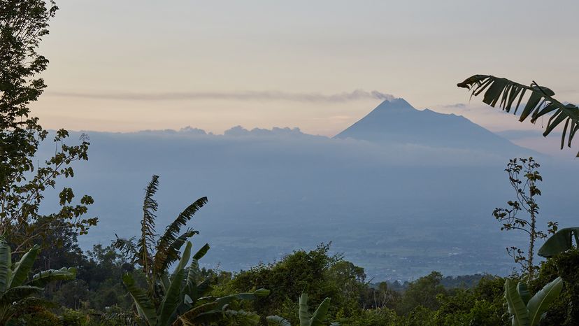 默拉皮火山”width=
