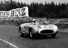 胡安·曼努埃尔·范吉奥（Juan Manuel Fangio）在1955年瑞典大奖赛中以300 SLR赢得了比赛。“border=