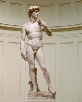 米开朗基罗（Michelangelo）的戴维（David）是米开朗基罗（Michelangelo）的大理石雕塑。查看Michelangelo作品的更多图片。“width=