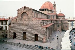 大教堂迪圣洛伦佐（Basilica di San Lorenzo）在意大利佛罗伦萨。米开朗基罗（Michelangelo）为1516年至1520年为教堂提供了新的，出色的教堂。“border=