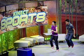 2010年6月，两名玩家演示了Kinect Sports游戏如何使用微软Kinect的无控制器动作检测功能。查看更多视频游戏系统图片。＂width=