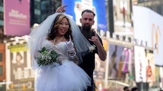 微观:微小的婚礼在上升”class=