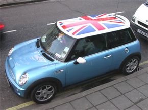 一辆带有英国国旗车顶图案的MINI Cooper＂border=