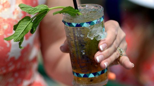 为什么Mint Julep是肯塔基德比的正式饮料“border=