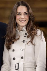 凯特·米德尔顿（Kate Middleton）在这里穿着经典的风衣，已经是时尚的偶像。“border=