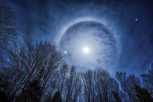 A cloud ring around the moon