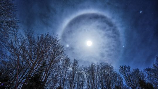 Does a ring around the moon mean rain is coming soon?