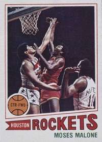 摩西·马龙（Moses Malone）和76人队在1983年的NBA决赛中席卷了湖人队，马龙（Malone）赢得了MVP荣誉。查看更多篮球图片。“width=