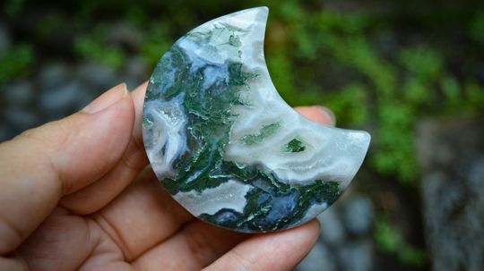 Moss Agate: Meaning, Metaphysical Properties, and Healing Uses