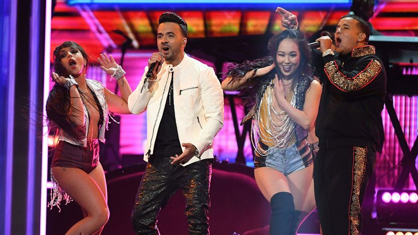 Luis Fonsi(左二)和爸爸洋基(R),格莱美奖”width=