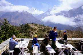 图片库:珠穆朗玛峰游客在珠穆朗玛峰和喜马拉雅山。旅游业占尼泊尔国民生产总值的4%。看到更多的照片珠穆朗玛峰。”width=