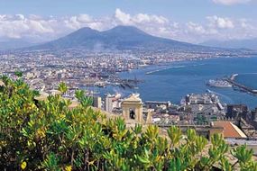 Vederi peisagistice ale Napoli, Italia, cu Muntele Vezuviu în fundal