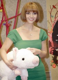 Many movies have promotional tie-ins like this stuffed pig used to promote Christina Ricci's role in "Penelope." See more movie making pictures.”width=