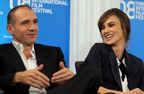 新闻发布会是用来批评人士对电影感兴趣。Ralph Fienes and Keira Knightley share the stage at a conference for "The Dutchess."”border=