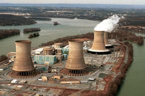 图片库：核熔化灾害反应堆2位于宾夕法尼亚州三英里岛核电站的前景中。查看更多有关核崩溃灾难的图片。“width=