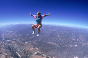 你可能喜欢跳伞，但你敢从太空跳伞吗?观看更多的跳伞图片。＂width=